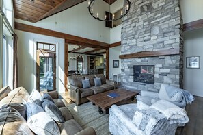 Smart TV, chimenea y libros 