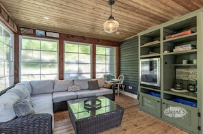 Smart TV, chimenea y libros 