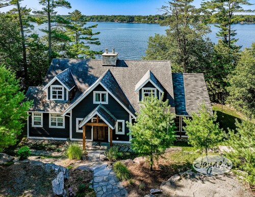 Beautiful Waterfront Retreat on Muskoka Bay! AC! Muskoka Room! SW!