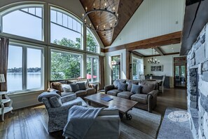 Smart TV, chimenea y libros 