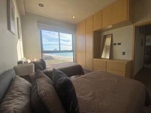 2 bedrooms, iron/ironing board, free WiFi, bed sheets - Beachfront apartment with private jacuzzi (Sin.)
