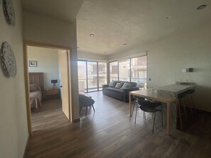 Smart TV - Beachfront apartment with private jacuzzi (Sin.)