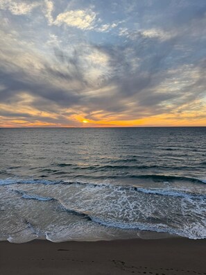On the beach, sun-loungers, beach towels - Beachfront apartment with private jacuzzi (Sin.)