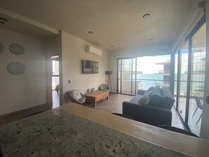 Smart TV - Beachfront apartment with private jacuzzi (Sin.)