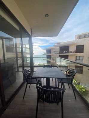 Outdoor dining - Beachfront apartment with private jacuzzi (Sin.)