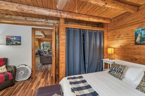 4 bedrooms, WiFi, bed sheets - Charming year round lake view cabin! (Wakefield)