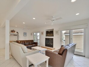 TV, fireplace - 5 Bedroom Beach House w/ Pool, Gym & Tennis Access (Bethany Beach)