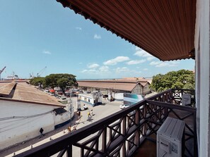 Doppelzimmer, Balkon, Hafenblick | Unterkunftsgelände