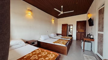 City Triple Room | In-room safe, desk, laptop workspace, free WiFi