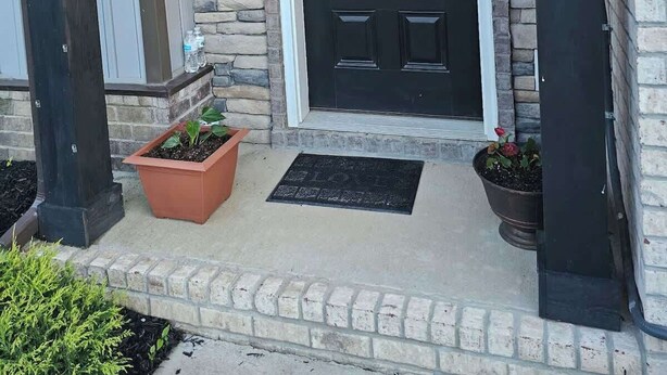 A black door with a window, a stone wall, and a number '31' sign. - Charming Home in La Vergne | Chill and Relax (La Vergne)