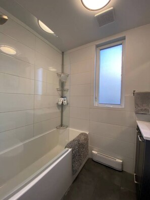 Shower, hair dryer, towels, soap - Maison Tamtam (CITQ #: 309507) (Montréal)