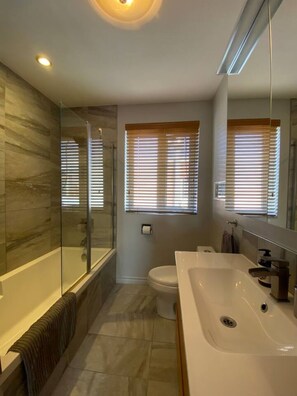 Shower, hair dryer, towels, soap - Tamtam Loft (CITQ #: 309507) (Montréal)