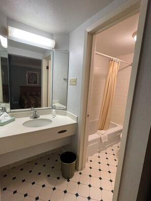 Toallas, jabón, papel de baño 