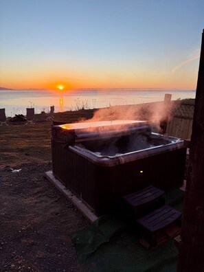 Outdoor spa tub - Alaska Vacation Rentals, A downstairs private apartment (Homer)