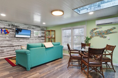 Peaceful 2-bedroom Bungalow in Weeki Wachee. Steps to sunset, sunrise, & fishing