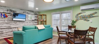 Peaceful 2-bedroom Bungalow in Weeki Wachee. Steps to sunset, sunrise, & fishing