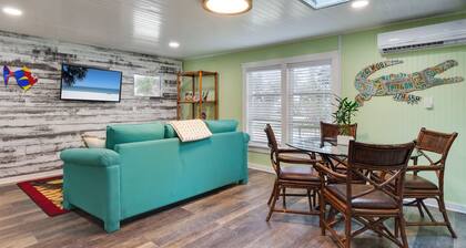 Peaceful 2-bedroom Bungalow in Weeki Wachee. Steps to sunset, sunrise, & fishing