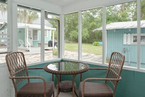Outdoor dining - Peaceful 2-bedroom Bungalow in Weeki Wachee. Steps to sunset, sunrise, & fishing (Spring Hill)