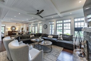 Smart TV, fireplace, ping pong, books - 6 bed 4 bath cottage on Lake Rosseau with boathouse and sandy beach! (Port Carling)