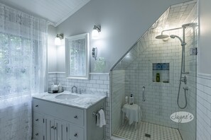 Hair dryer, towels - 6 bed 4 bath cottage on Lake Rosseau with boathouse and sandy beach! (Port Carling)