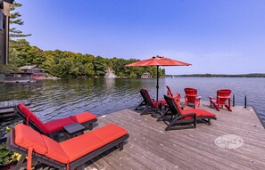 Terrace/patio - 6 bed 4 bath cottage on Lake Rosseau with boathouse and sandy beach! (Port Carling)