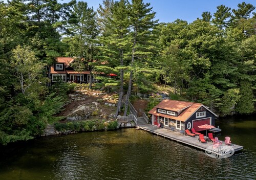 6 bed 4 bath cottage on Lake Rosseau with boathouse and sandy beach!