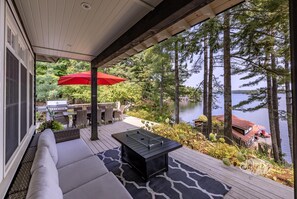 Terrace/patio - 6 bed 4 bath cottage on Lake Rosseau with boathouse and sandy beach! (Port Carling)