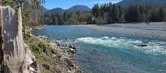 Mt Rainier Riverfront Tiny Home in Packwood - White Pass Basecamp - AC - EV Plug
