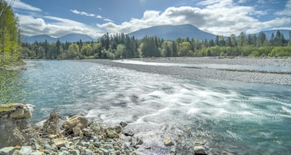 Mt Rainier Riverfront Tiny Home in Packwood - White Pass Basecamp - AC - EV Plug