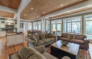 Smart TV, chimenea y libros 