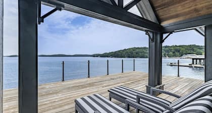 Traditional 6 bed 5 bath cottage on Lake Joseph with boathouse & pickleball!