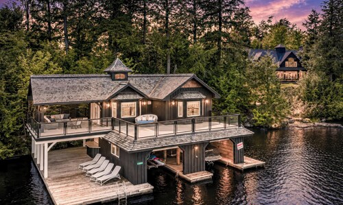 Beautiful 6 bed 5 bath cottage on Lake Muskoka with Boathouse