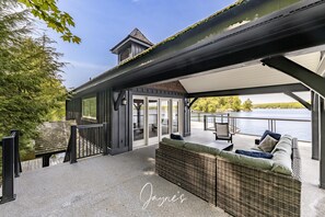 Terrace/patio - Beautiful 6 bed 5 bath cottage on Lake Muskoka with Boathouse (Port Carling)