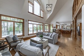 Smart TV, fireplace, books - Beautiful 6 bed 5 bath cottage on Lake Muskoka with Boathouse (Port Carling)