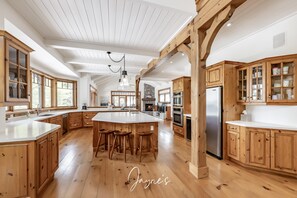 Fridge, microwave, oven, stovetop - Beautiful 6 bed 5 bath cottage on Lake Muskoka with Boathouse (Port Carling)