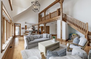 Smart TV, fireplace, books - Beautiful 6 bed 5 bath cottage on Lake Muskoka with Boathouse (Port Carling)