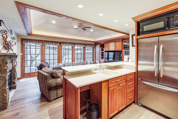 Fridge, microwave, stovetop, dishwasher