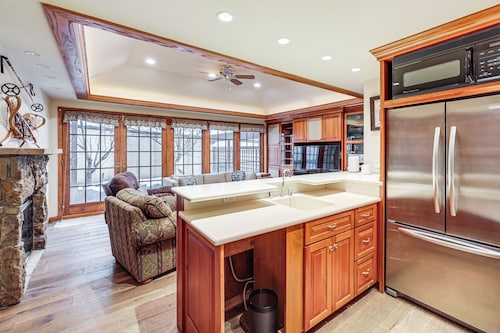 3 Mi to Vail Village: Classic Estate w/ Hot Tub!