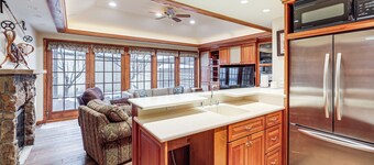 3 Mi to Vail Village: Classic Estate w/ Hot Tub!
