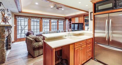3 Mi to Vail Village: Classic Estate w/ Hot Tub!