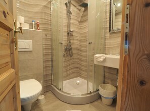 Shower, towels - Apartments & Rooms Latin - Economy Double Room with Shared Bathroom (Plaski)