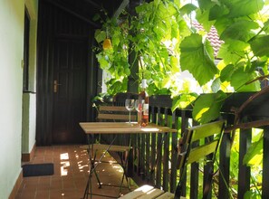 Outdoor dining - Apartments & Rooms Latin - Economy Double Room with Shared Bathroom (Plaski)