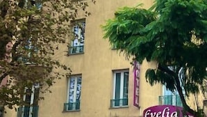 Un bâtiment sur lequel on peut lire l’inscription « Hôtel Evelia ».