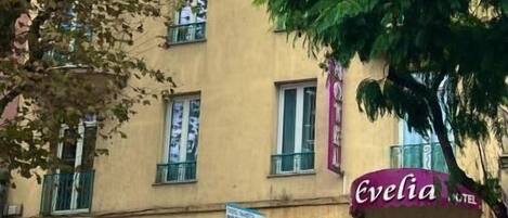 Un edificio con un cartel que dice 'Evelia Hotel'.