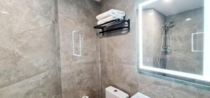 Shower, free toiletries, towels, soap - EVELIA HOTELS (Nice)