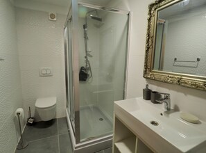 Douche, serviettes fournies