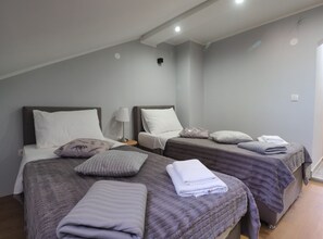 Internet, bed sheets - Apartments & Rooms Latin - Triple Room (Plaski)