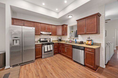 Stylish Apartment with Free Parking