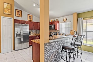 Fridge, microwave, oven, stovetop - The Art House Home for 8 (Kissimmee)