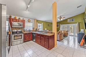 Fridge, microwave, oven, stovetop - The Art House Home for 8 (Kissimmee)